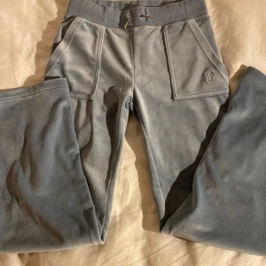 Jouicy country set  - Säljer detta ljus blå setter från juicy couture i strl xs. Sätter köptes för 2400 kr men säljs för 1600 kr. Byxorna är helt oanvända men tröjan har används fåtal gånger. MEN jag har sytt upp byxorna och skulle säga att dem passar nån som är runt 156-