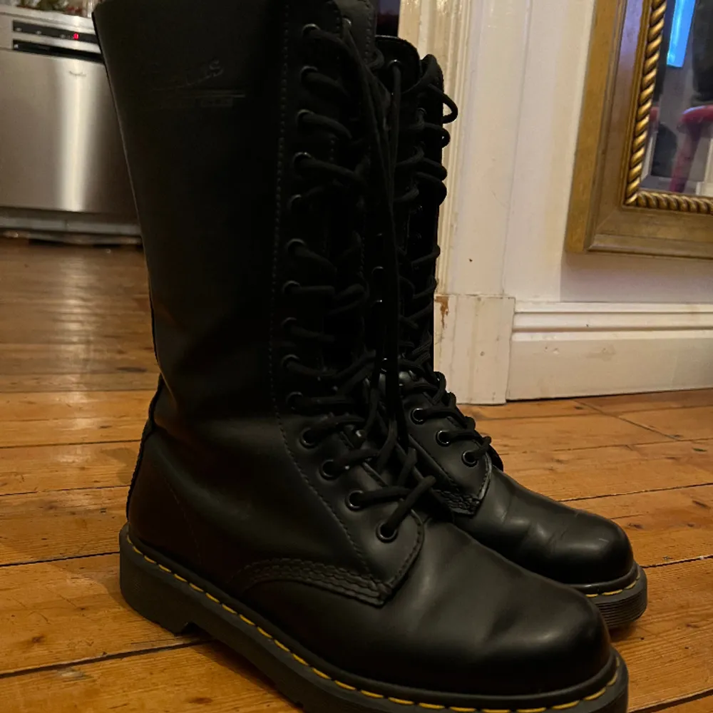 Super coola dr martens skor! Dom är nästan helt nya och använda max 5 gånger! Säljer då dom tyvärr är en storlek för små på mig! Ny pris ligger på 2.300kr. Skor.