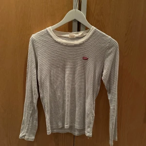Levis tröja - Säljer denna Levis tröja som tyvärr inte kommer till användning längre