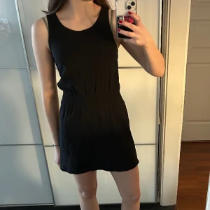 klänning  - Säljer en svart tunn klänning från h&m i storlek 146/152. Den är i använt skick.