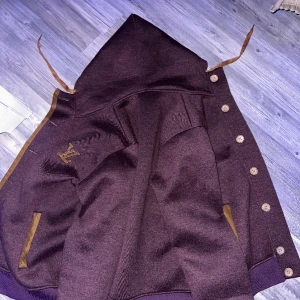 Louis Vuitton jacka  - Jackor & ytterplagg, stl. 58 (XLL),sitter som en Large/xlHerr Säljer nu min lv jacka då jag har en annan jacka och använder inte denna fick den av min far för ett tag sen och har ej används på ett tag.kan säljas billigare vid snabb affär 