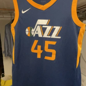 NBA Donovan Mitchell Jersey - Den har använts en eller två gånger, den är fortfarande i nyskick.  Inga problem