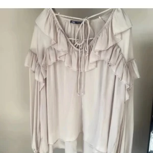 Blus från zara  - Säljer nu denna jätte fina blus från zara då den inte kommer till användning💗