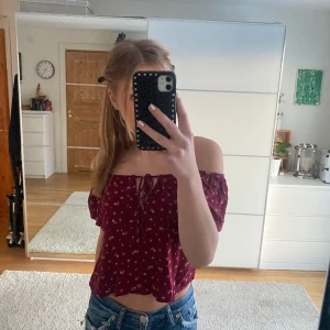 Röd blommig blus  - Jätte fin o gullig blus. Säljer då den tyvärr inte kommer i användning längre. I topp kvalitet. Hör gärna av vid frågor. 