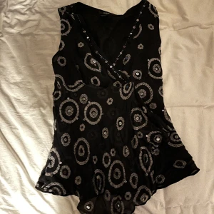 Linne 2000 - tal !! 🌟🌟 - Här har vi ett linne köpt second hand!  Linnet är typiskt 2000- tal och i väldigt bra skick! 🌟🌟