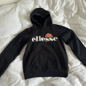 Hoodie  - Säljer den här hoodien från märket ellesse i storlek 152/158. Den är inte alls använd många gånger och har inga fläckar eller liknande. Skriv vid fler frågor osv.❤️