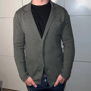 John Henric kavaj - Väldigt bra skick modellen är runt 185cm