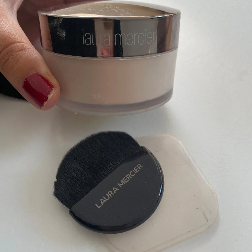 Säljer ett jättefint Laura Mercier puder som endast är använt några gånger. 90% - 95% kvar. . Övrigt.