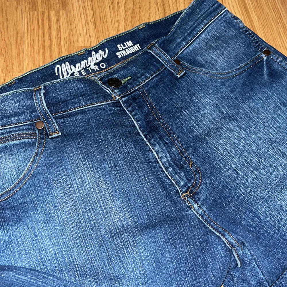 Snygga retro Wrangler jeans som jag köpt på Beyond retro. Står ingen storlek på men passar en större m. :). Jeans & Byxor.