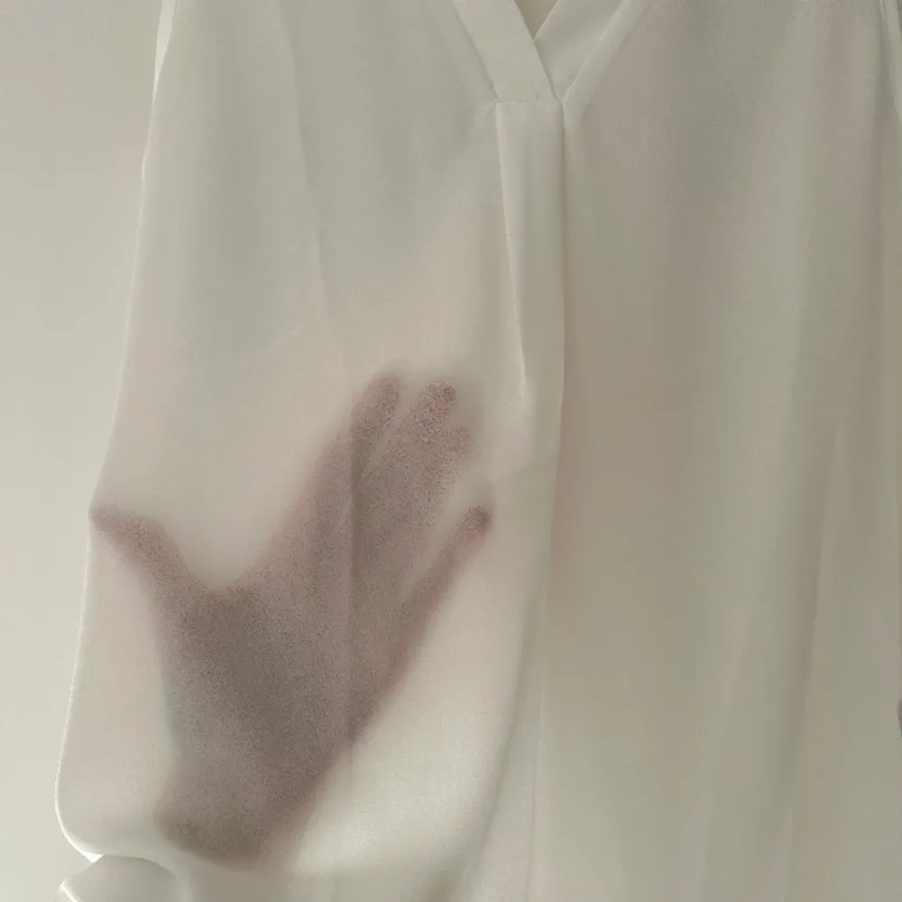 Säljer denna vita blus från Shein. Storlek XS. Blusen är aldrig använd och säljs just pga det. Blusen är lite smått genomskinlig så skulle rekommendera att ha linne under. Frakt tillkommer för köparen! Ingen ångerrätt! . Blusar.