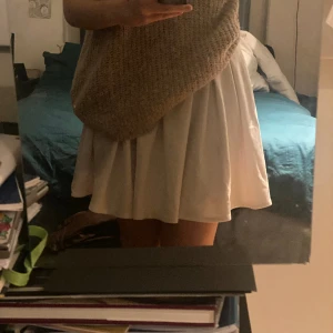 Vit midikjol, aldrig använd. - Sitter väldigt bra vid midjan. Bra kjol att ha till en utklädning eller om man vill ge schoolgirl/tennisgirl vibe