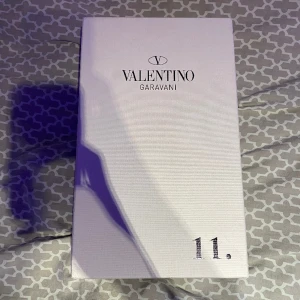 Valentino skor marinblå - Hej ,säljer mina valentino skor som jag bara har testat. Dom var för stora för mig så säljer dom igen. Det är storlek 43. Kan sänka priset vid snabb affär!