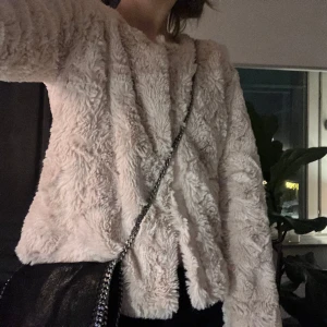 Fusk pälsjacka  - Jättesnygg fusk pälsjacka från Vero Moda! Aldrig använd, inga tecken på användning, precis som ny! Perfekt att ha nu till våren. 