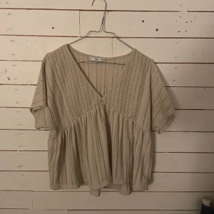 Topp från mango  - Beige topp från mango , väl använd men fortfarande i bra skick 💕