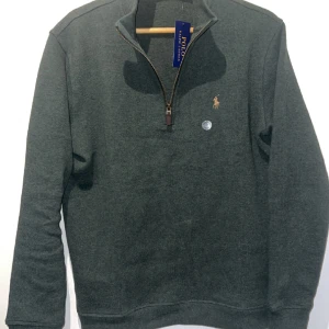 Ralph Lauren Cardigan - En helt ny oanvänd Ralph Lauren halfzip cardigan i adelgrön. Säljer den på grund av att den är för stor för mig därav låga priset. Passar mer som en M/L. Alla tags finns kvar! Skriv för mer bilder eller mått! 