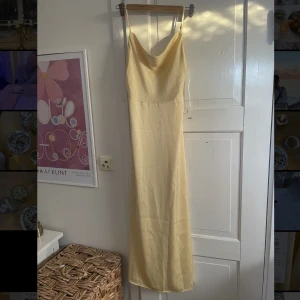 Ljusgul balklänning💛💛 - Så så fin ljusgul balklänning i satin. Helt nyskick med prislappen kvar, endast testad. Öppen i ryggen. Perfekt till bal och så fin färg när man är lite brun💛💛 