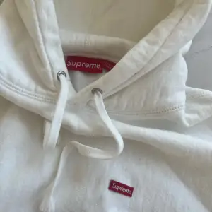 Säljer en vit supreme hoodie! Storlek: small