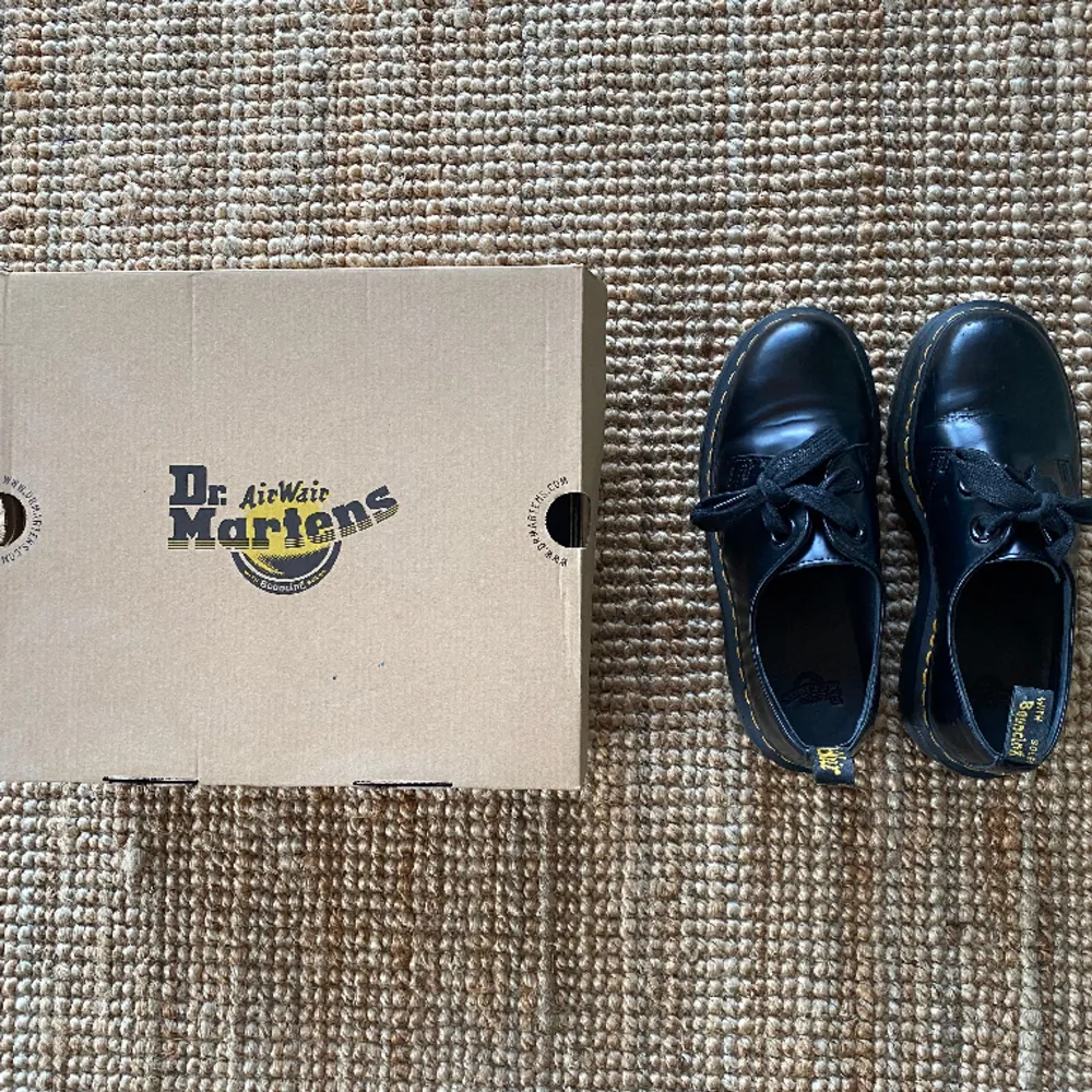 Låga Dr. Martens. Strl 40. Nypris 2100 kr!  Säljer mina snyggaste loafers pga. För stora. Använt ca 5 gånger så skorna är så gott som nya i skick. . Skor.