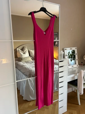 Rosa klänning - Rosa ribbad/stickad klänning! 