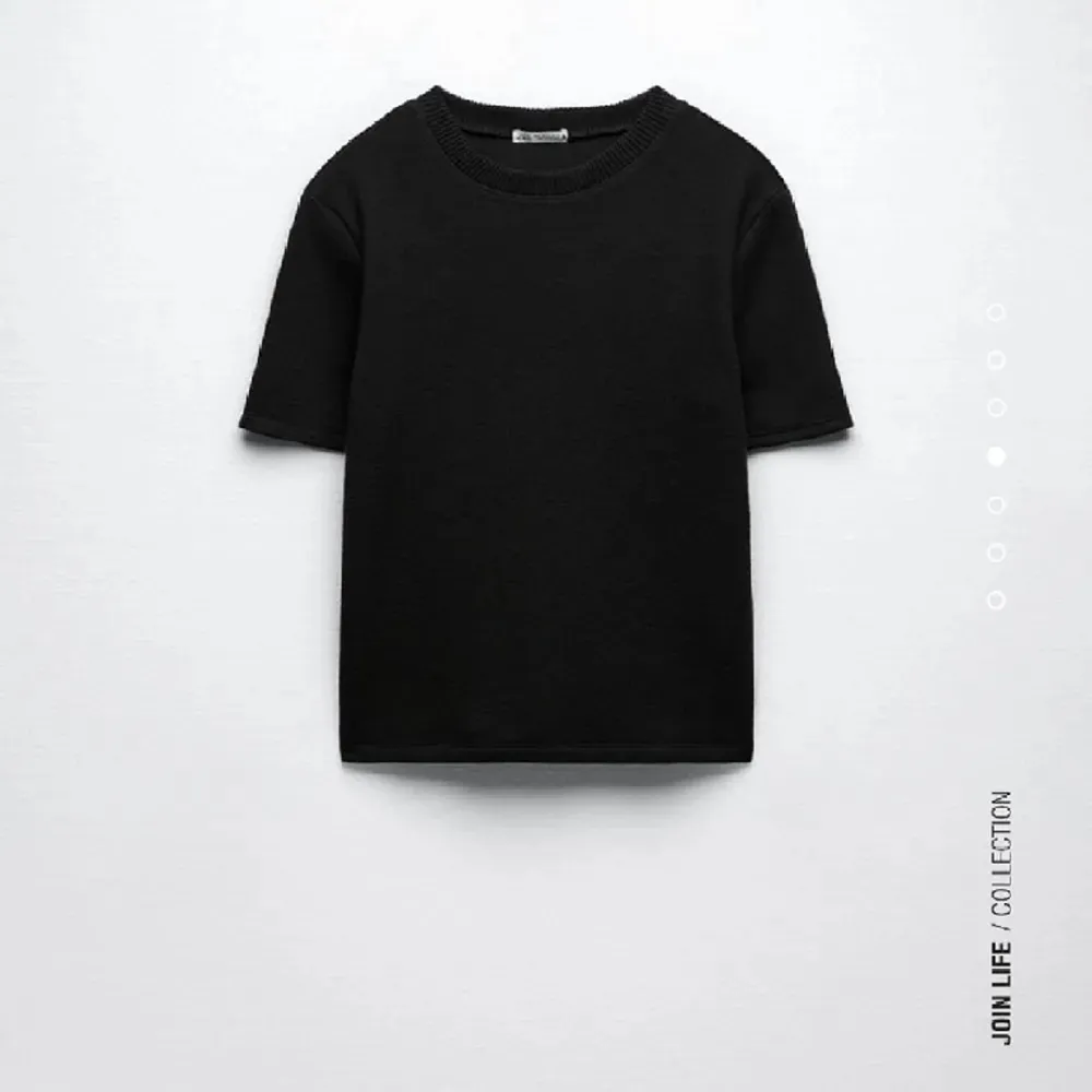 Säljer fin stickad Tshirt som är i bra skick och jätteskön. Helt slutsåld, säljer då den ej används längre💞. T-shirts.