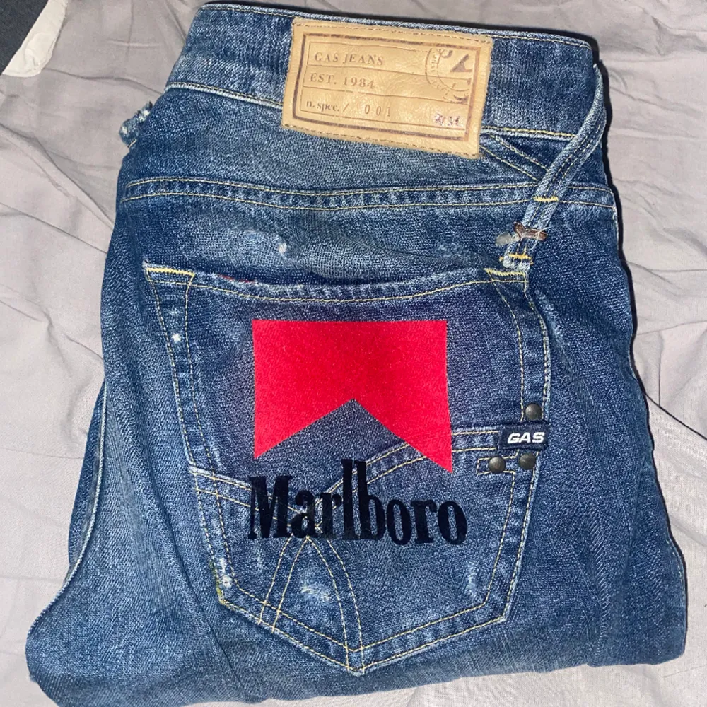 Sjukt snygga lågmidjade GAS jeans med marlboro-tryck på bakfickan! Köpte i Italien för 900kr, använda 2 gånger🥰dom är lite långa för mig som är 167cm. hör av er vid andra frågor!. Jeans & Byxor.