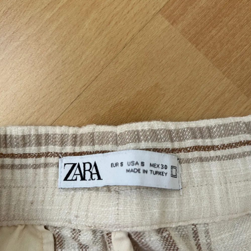 Stiliga och bekväma byxor från Zara Skick: 8/10 inga skador eller fläckar. Jeans & Byxor.