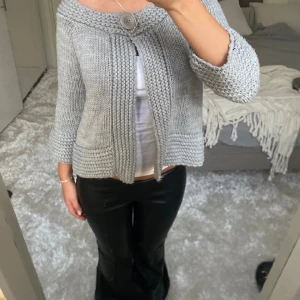 Kofta - Säljer denna grå trekvartsärmade kofta. Har du någon fråga är det bara att höra av dig🫶🏻