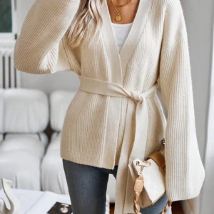 Beige kofta - Säljer denna jättefina kofta som jag aldrig använt. Den värmer väldigt mycket då det är väldigt värmande material.