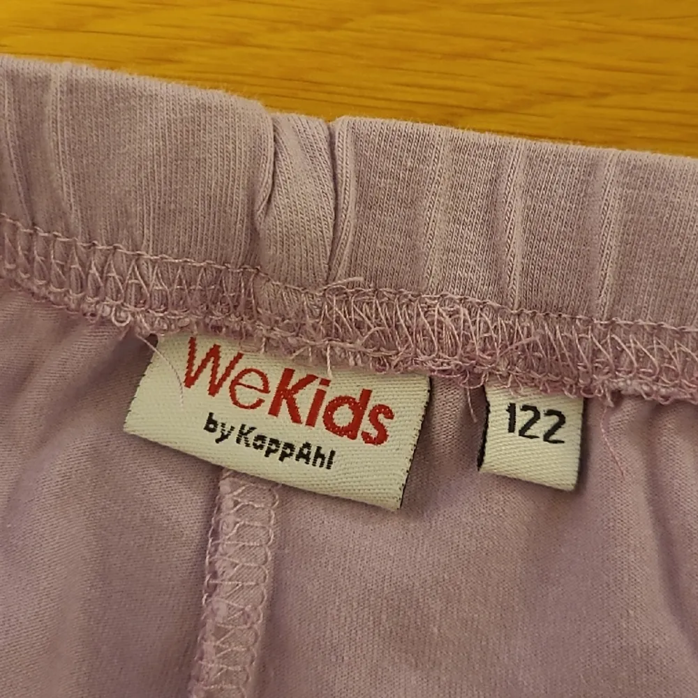 Barn leggings från KappAhl i storlek 122. Köparen står för frakten 💕. Jeans & Byxor.