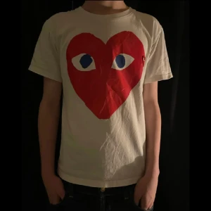 COMME des GARCONS t-shirt - Hej säljer denna t-shirten i cond 7/10 nypris runt 1100, storlek M men sitter som S/xs!🌟