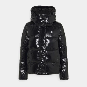 Calvin Klein jacka  - Jackan är i storlek M och i bra skick. 