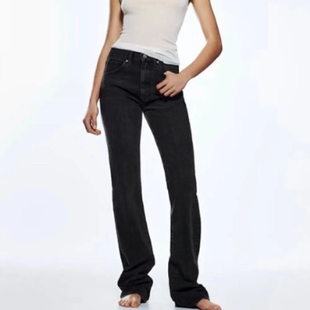 Säljer dessa jeans från zara i storlek 34🫶🏽. Jeans & Byxor.