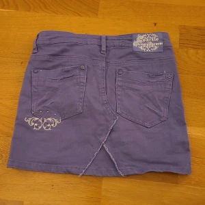 Kjol - Jeanskjol från H&M, storlek 140 (9-10år). Utmärkt skick! Köparen står för frakten 💕