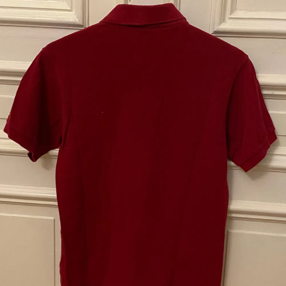 Lacoste piké färg röd stl M/L i jätte fint skick . T-shirts.