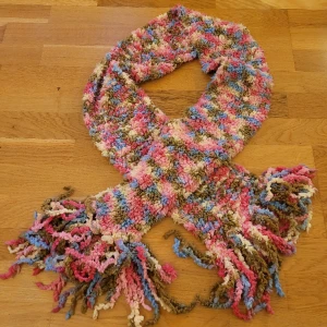 Halsduk - Superfin och mjuk halsduk, perfekt nu till kylan. Kan fraktas men köparen står för frakten 💕