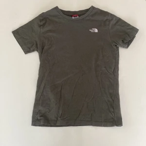 The North Face T-shirt - Säljer min gamla The North Face t-shirt för att den är för liten. Det är storlek L i barnstolen vilket är 152-158. Den är i fint skick. Köpt på KidsBrandStore