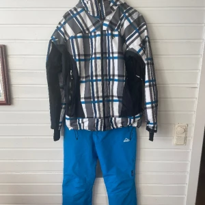 Matchande Skidställ, Superskick. Storlek S o 160. - Ett skidställ som matchar fint när man ska ut i backen. Jackan är i storlek S och Byxorna i storlek 160. Passar ena delen passar mest troligt den andra med. Jackan säljs för 300 och byxorna för 300 men man kan få båda för 499kr.