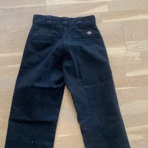 Dickies byxor original - Säljer mina dickies byxor/ chinos för att dom är försmå nu. Det är storlek w28/L30   Nypris 750