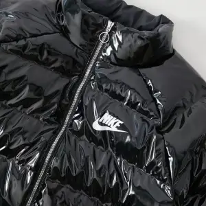 Vintage stil ”Nike Icon Clash Puffer jacket” - köptes för 1500kr och använts fåtal gånger. Storlek Small, Jätte varm o skön på insidan. Skriv gärna vid fler frågor 😊 
