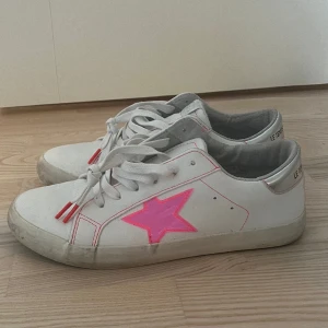 Le temps des cerises skor - Skitsnygga och somriga sneakers med fina detaljer! säljer då de tyvärr inte passade mig i storleken💓💓