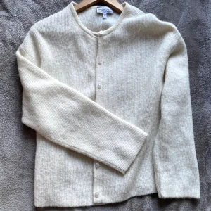 Vit kofta - Säljer denna fina vita kofta från Other stories då den inte kommer till någon användning längre 💕