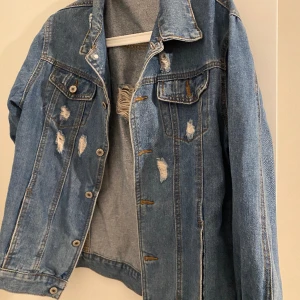 Jeansjacka L - Strl L men har haft den som oversize. Nyskick. 