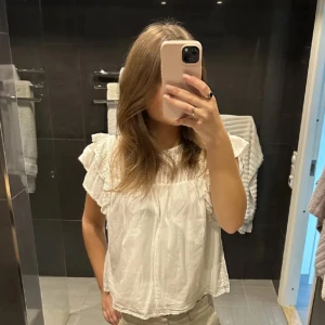 & Other stories blus - Vit volang blus från & Other stories. I fint skick