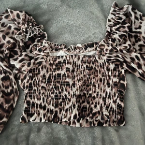 Leopard mönstrad blus - Blus från Nakd. Använd en gång. 