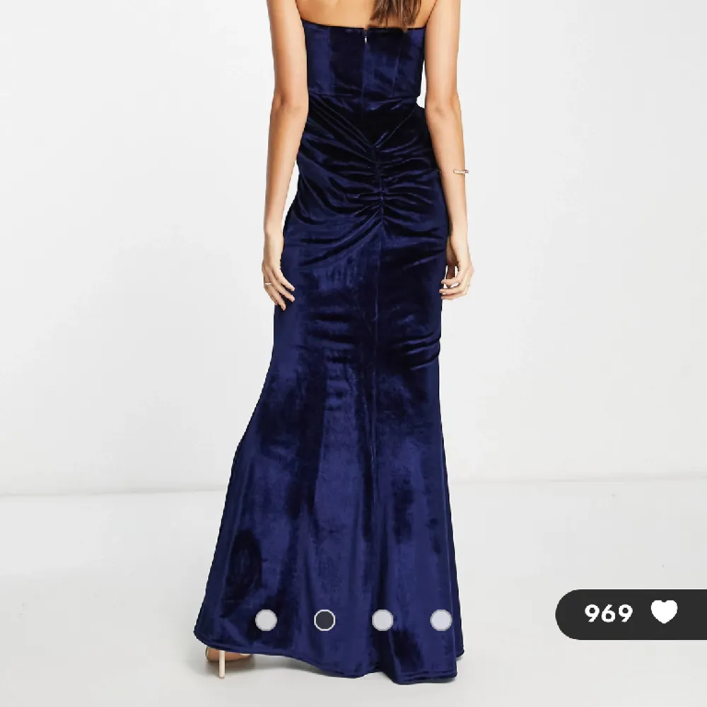 En superfin mörkblå klänning som endast använts en gång och är i superbra skick💞 Köpt för 800.. Klänningar.
