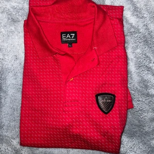 Piké  - EA7 piké helt oanvänd pga gillade inte färgen på mig. Nypris: 999:-