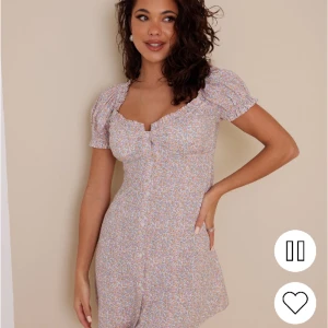 Blommig sommarklänning  - Söt kort blommig sommarklänning  Storlek 36 från NLY Använd en gång säljes pga använder den inte.  Säljespris 100kr+fraktpris 