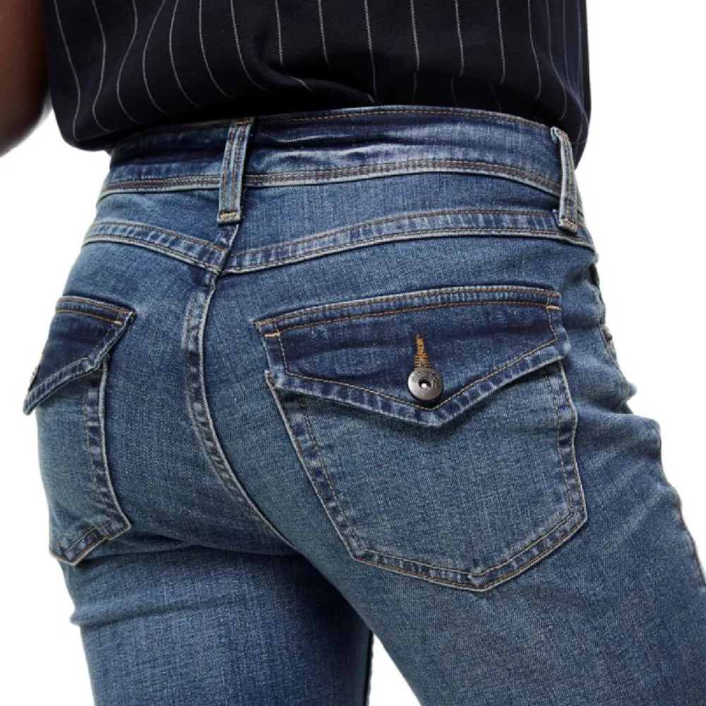 Low Waits Jeans från Hm! Har ett mindre håll längst ner på benet (bild 3)  I övrigt bra skick då de knappt har används, säljes då de är för stora för mig.  Slutsålda på hemsidan där nypris är 250kr . Jeans & Byxor.