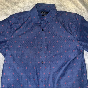 Skjorta - Bara testat denna, men den var för liten och därav säljer jag den. Blå med rött mönster