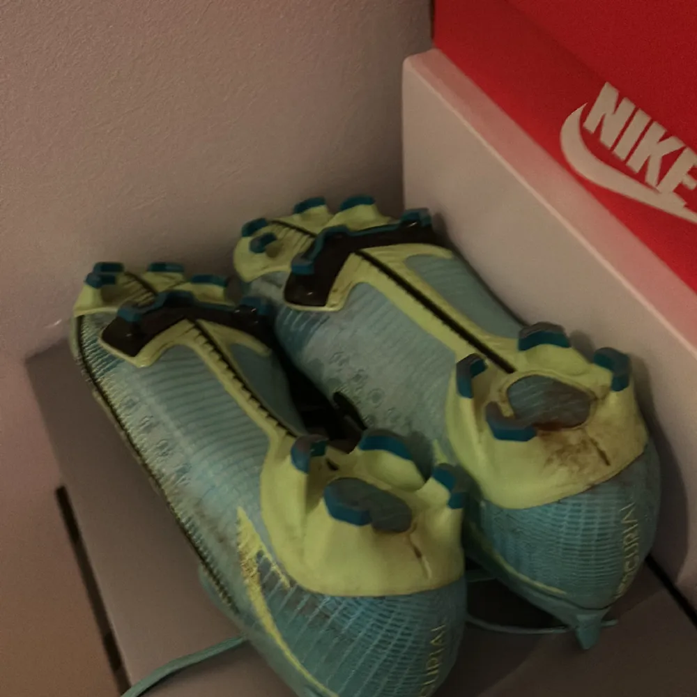 Säljer dessa Nike mercurial vapor 14 PRO skor då de inte kommit till användning. Har haft dom Max 5 ggr dom är nästan helt i njöt skick. pris kan diskuteras. Vid mer frågor är de bara att skriva. Skor.